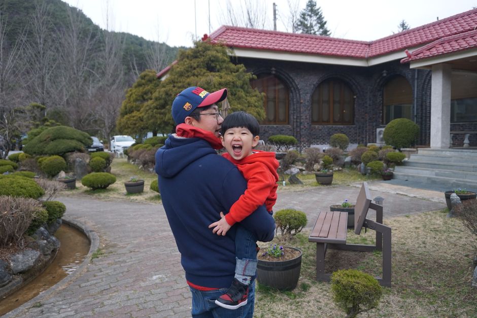 노트북으로 아동수당 신청을 확인하는 한국인 어머니