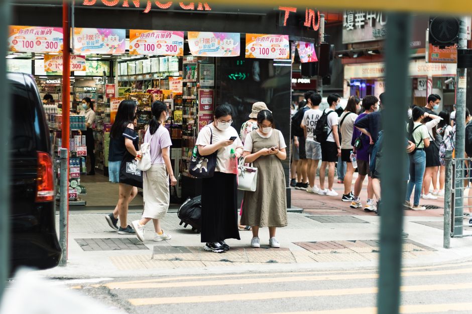 전통시장 가맹점에서 스마트폰 디지털 온누리 앱 결제 화면을 이용하는 모습